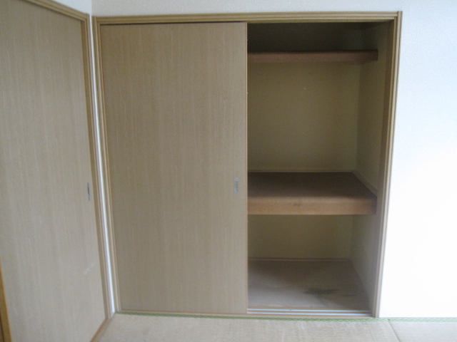 Receipt. Japanese-style room of the housing is between 1