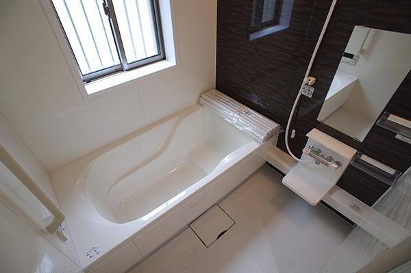 Bathroom. 11 Building