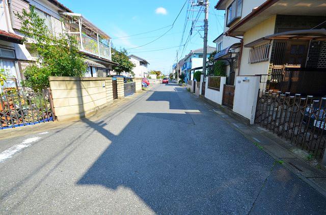 Local photos, including front road. ~ Frontal road ~ South 6m public road