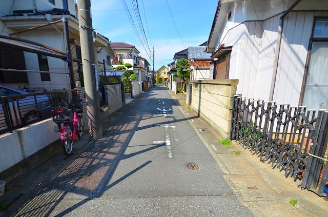 Local photos, including front road. ~ Frontal road ~ West 4m public road