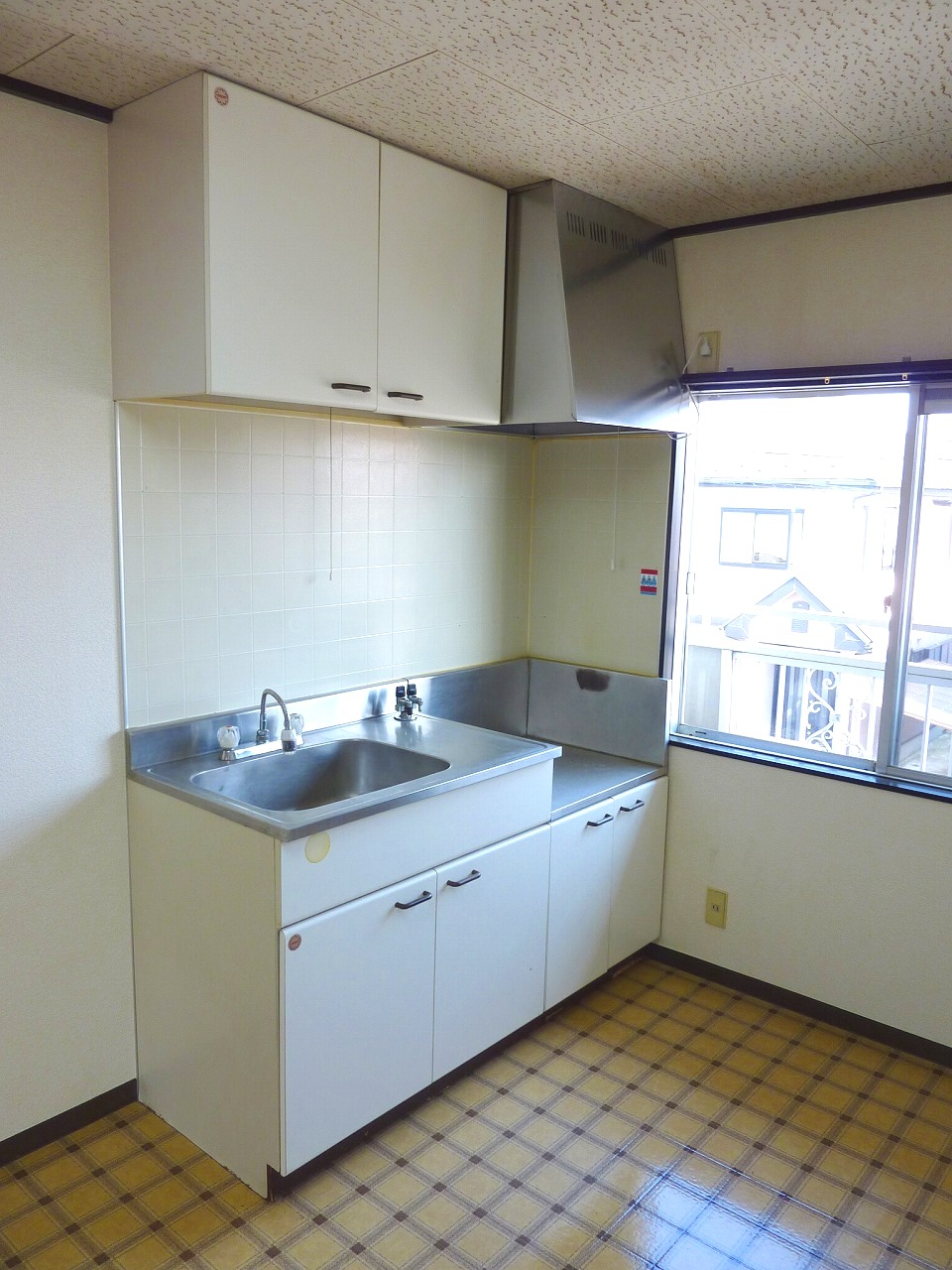 Kitchen. It is a kitchen with a small window ☆ Economic city gas ☆ 