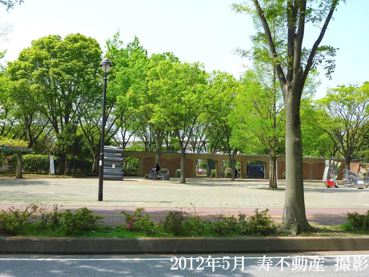park. 500m to the station Nishiguchi Park (park)