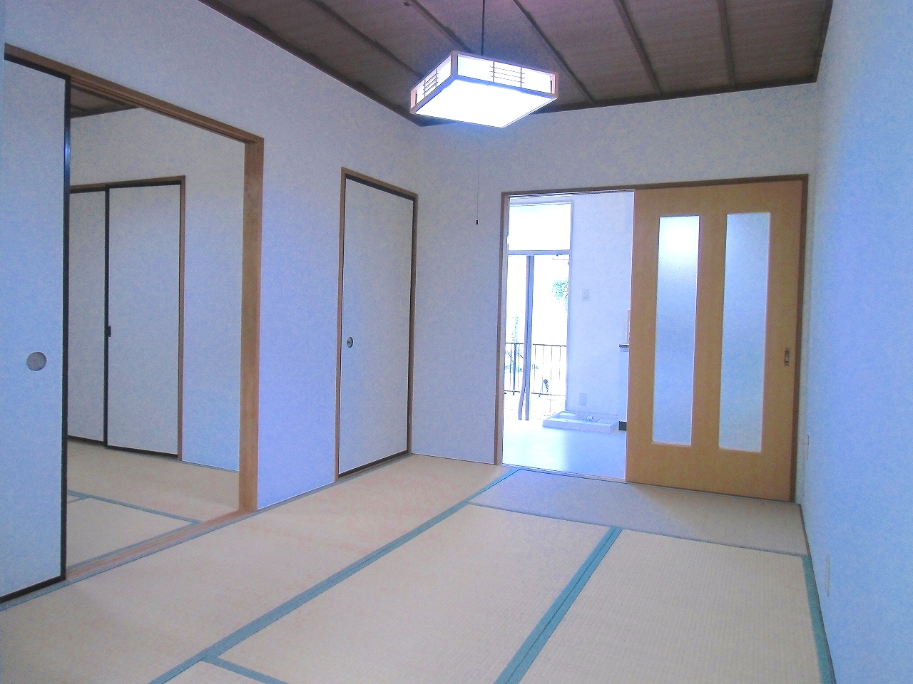 Living and room. I Japanese-style room is still calm