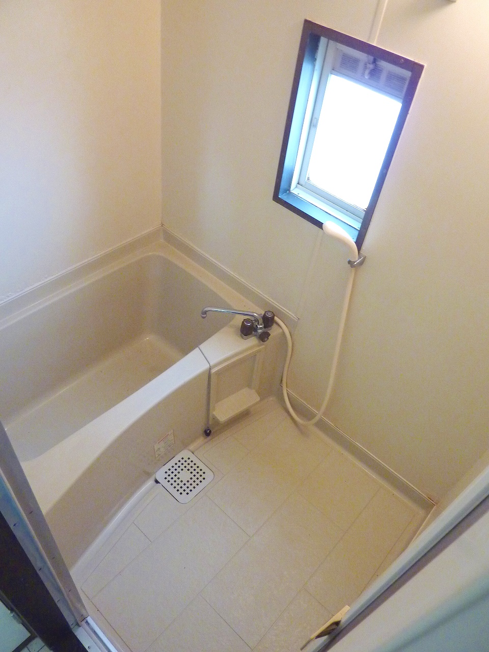 Bath. It is a bathroom with a small window ☆ Economic city gas ☆ 