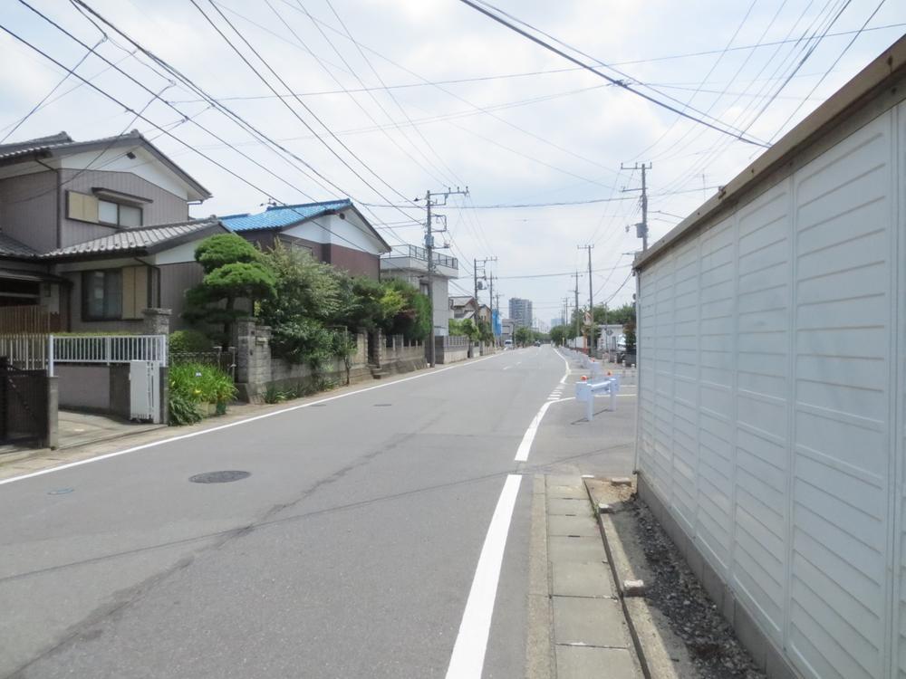 Local photos, including front road. Traffic volume rather less on the east side road is wide split! 