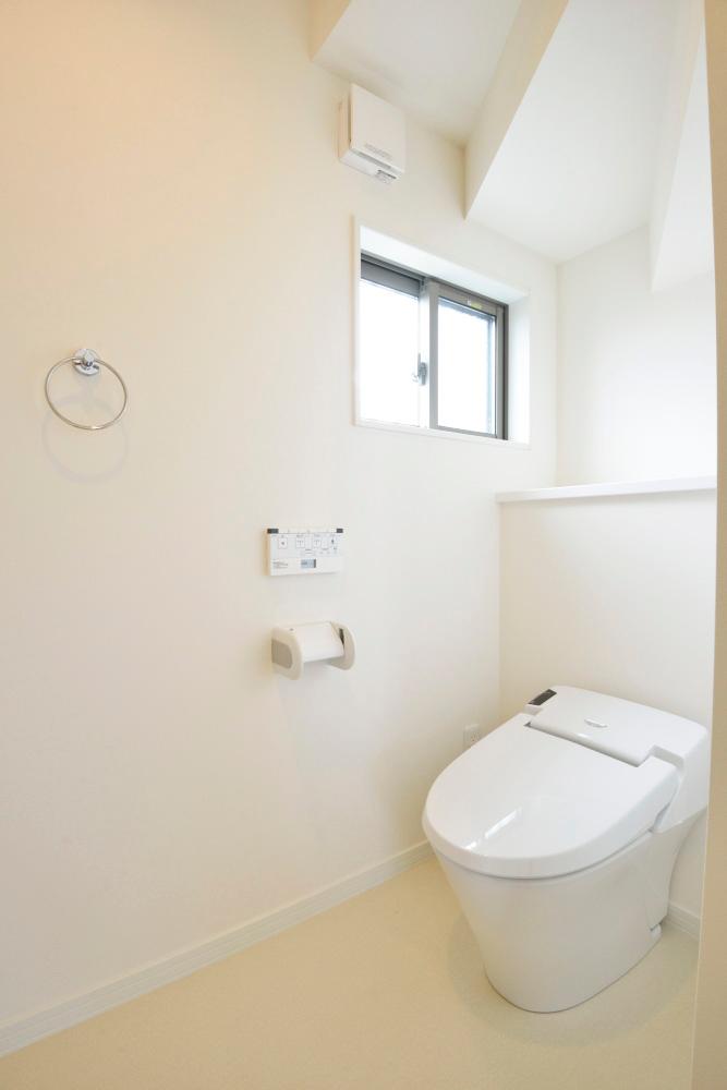 Toilet. With auto open and close automatic cleaning function is a high-function toilet (10 Building). 