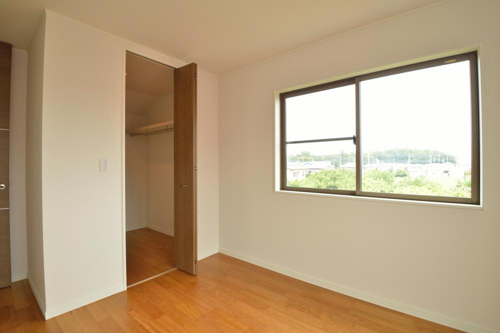 Non-living room. Houses a clothing bulky walk-in closet. You can use a wide room. (Building 2)