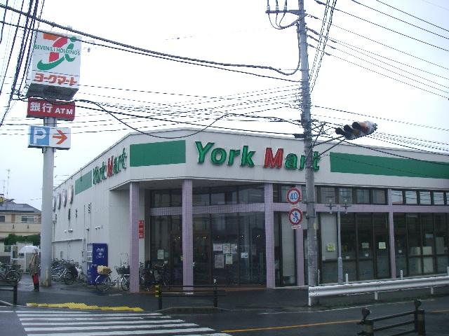 Supermarket. To York Mart 930m