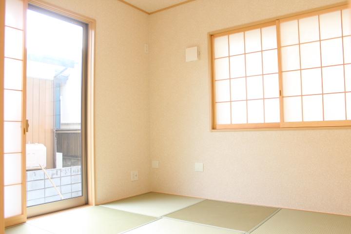 Non-living room. It is a Japanese-style living and Tsuzukiai. This Japanese-style room is also bright Japanese-style room in the two-sided lighting. (At 2013 November 4, 10) shooting