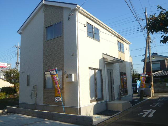 Local appearance photo. Building 2