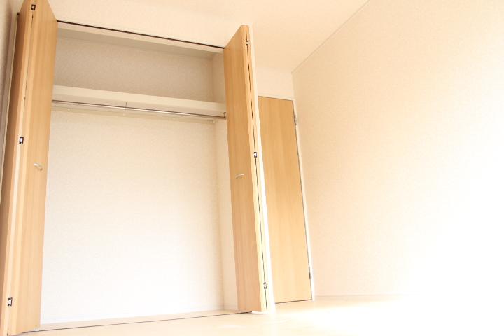 Non-living room. 6 tatami Western-style middle second floor. Closet storage plenty comes with. (At 2013 November 4, 10) shooting