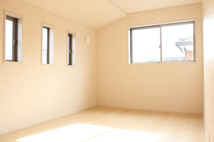 Non-living room. Of the second floor east side 7.2 tatami mats of Western-style. It's fashionable east side of the small three window. (At 2013 November 4, 10) shooting