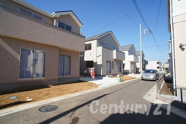 Local photos, including front road. Local (August 2013) Shooting O Building ~