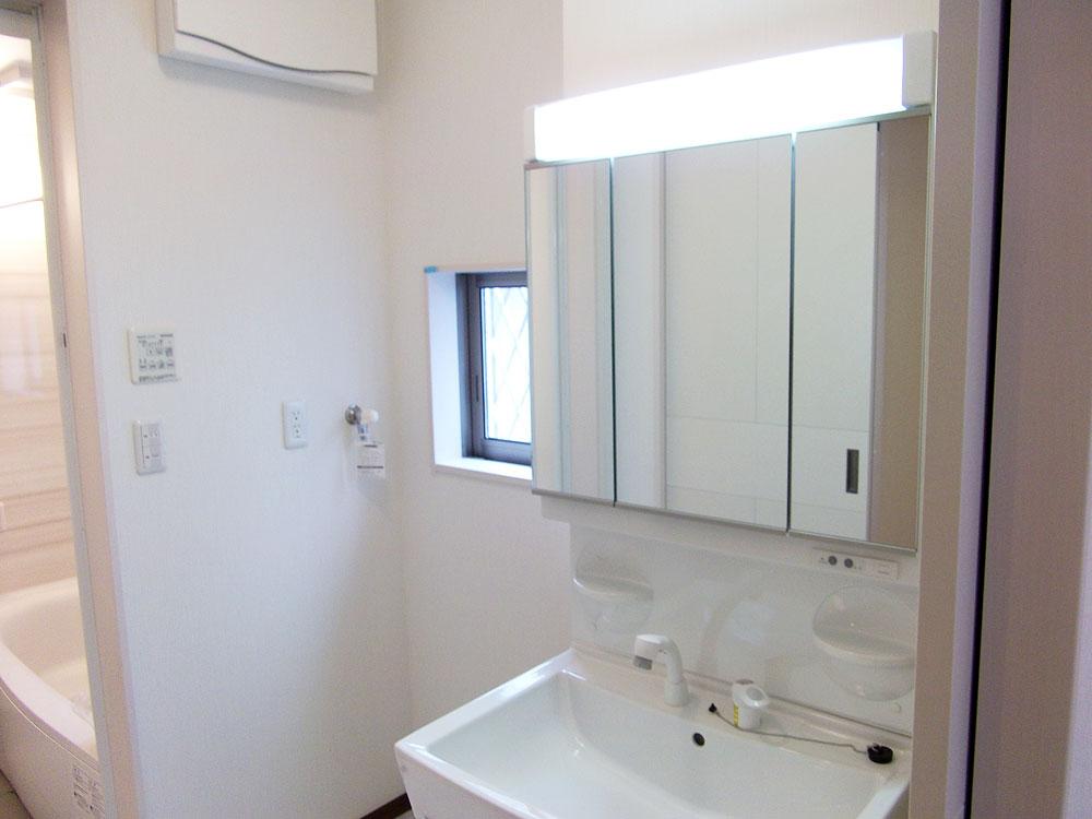 Wash basin, toilet. Wash undressing room equipped with a housing to be included and towel, Wash basin is with shower.  / 3 Building (2013 November shooting)