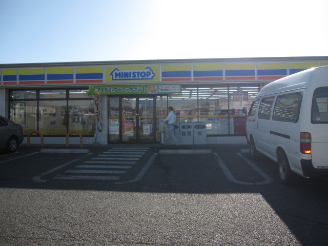 Convenience store. MINISTOP Okegawa Kamihideya store up (convenience store) 897m