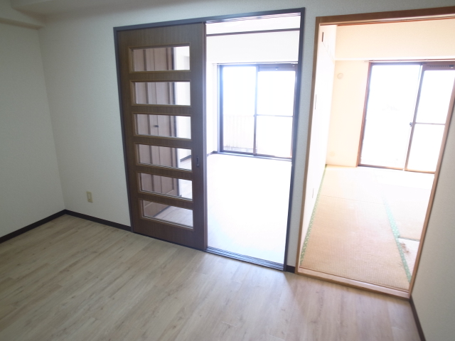 Other room space. You can go from the dining kitchen to the Japanese-style Western-style.