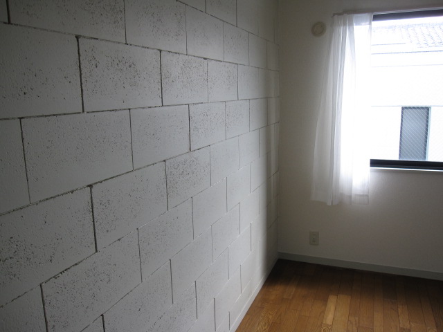 Other room space. Unique wall