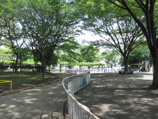 park. 1021m to the station Nishiguchi Park (park)