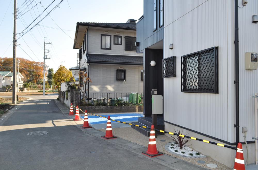 Local photos, including front road. Traffic volume is less quiet living environment (12 May 2013) Shooting