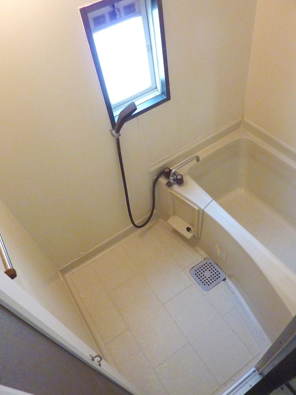 Bath. It is a bathroom with a small window ☆ Economic city gas ☆ 