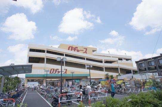 Shopping centre. 1300m Rogers to shopping center