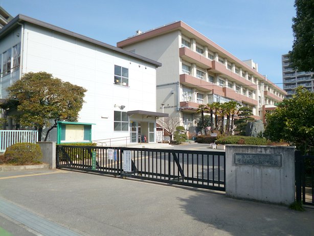 Primary school. Saitama Municipal Yono Yahata elementary school (elementary school) up to 200m