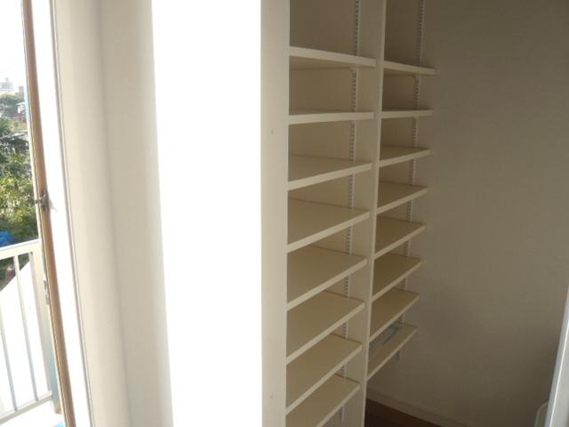 Entrance. Shoes cloak