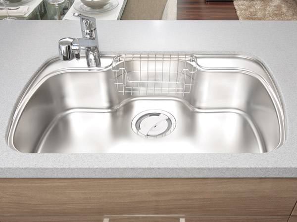 Kitchen.  [Quiet sink] By affixing the damping material to the sink bottom, To reduce the harsh sound of when the shower water and tableware hits the sink, It was friendly, such as conversations with your family reunion.