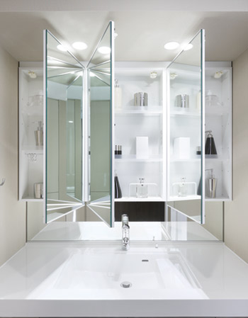 Bathing-wash room.  [Three-sided mirror with vanity] Three-sided mirror which arranged the wide mirror in the center Ya, It has adopted a vanity that also includes a combined three-sided mirror under mirror for children's eyes. Ensure the storage rack on the back side of the three-sided mirror. You can organize clutter, such as skin care and hair care products.