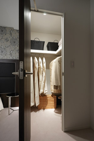 Receipt.  [Walk-in closet] Walk-in closet that can confirm the stored items at a glance is, Large-scale storage with the size of the room. In addition to the storage of a number of clothing, Drawer to feet and chest, You can put even shoe box.   ※ The presence or absence of the installation depends on the dwelling unit type.