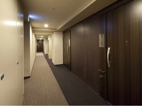 Shared facilities.  [Inner hallway] Among adopted the corridor to the tower building to produce a grace and calm that is reminiscent of the luxury hotel. Privacy property and crime prevention, Amenity, Enhance the tranquility of, It will produce a gentle private time.  ※ Tower Building only. (Inner hallway 19th floor. June 2012 shooting)