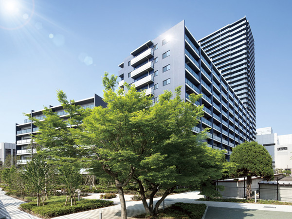 Features of the building.  [appearance] "City Tower Saitama New Urban Center" is, From the site of the design up to the distribution building plan, We seek to incorporate luxury naturally. (Appearance viewed from Green Park, May 2012 shooting. Residence Building South has two buildings of the front and Residence Building West)