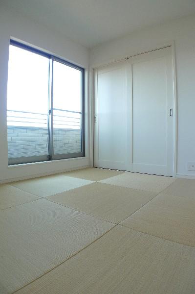 Non-living room. Living adjacent of Japanese-style room. 