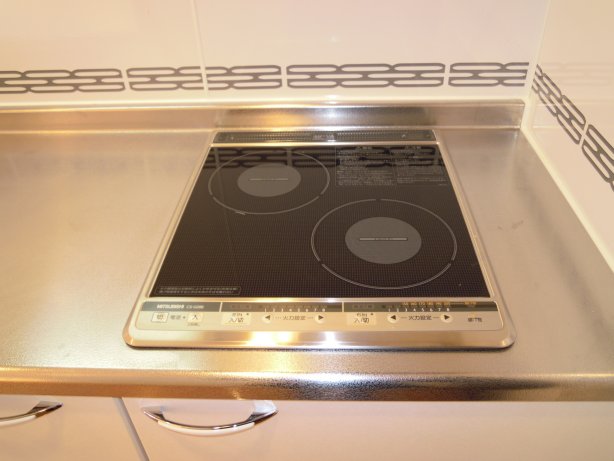 Kitchen. Dishes easily in a two-necked IH cooking heater