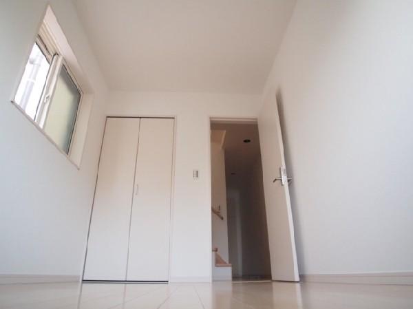 Non-living room. Housed plenty of Western-style. Small window stylish room design that has been placed in the rhythmically in a room with a clean sense of the white tones.