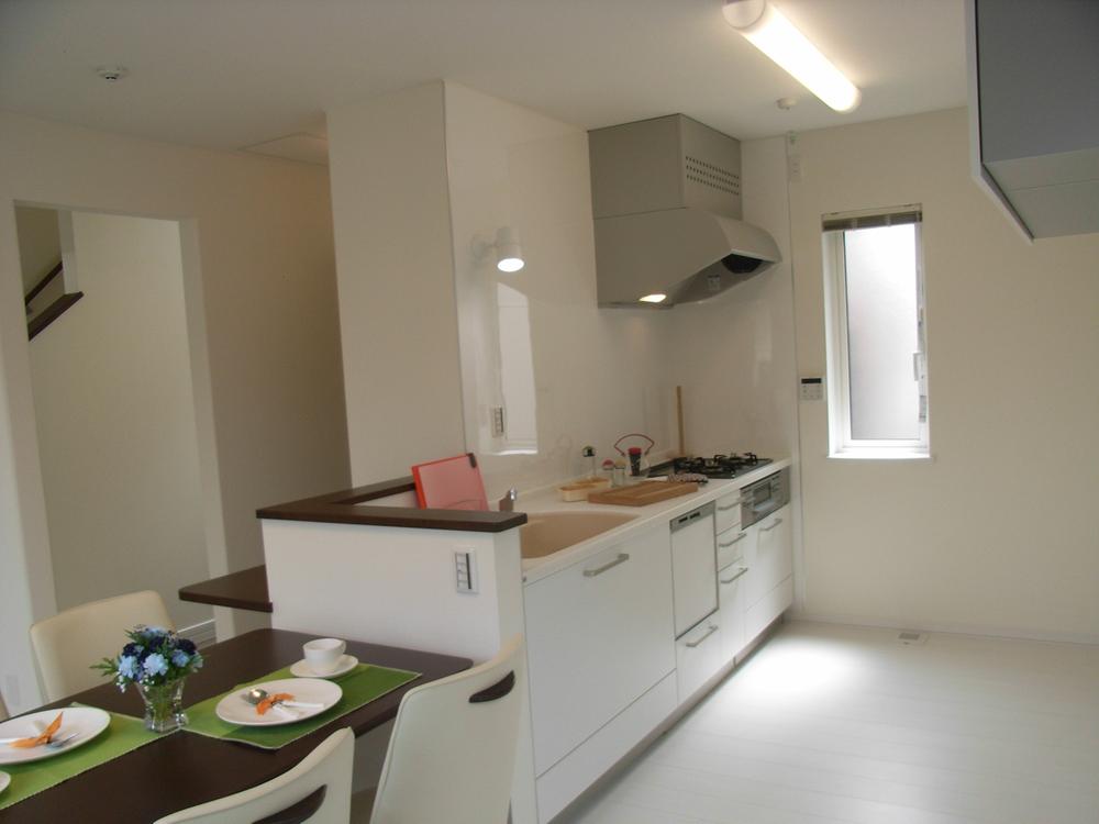 Kitchen. Indoor (July 2012) shooting Flow line is also convenient and easy to use to the dining from the kitchen