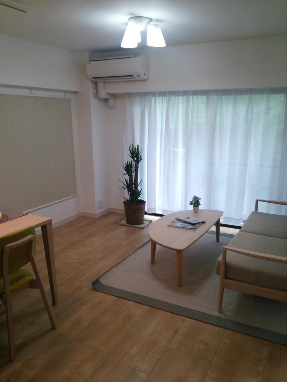 Same specifications photos (living). But is an image photo, Flooring, Cloth or the like is the same.