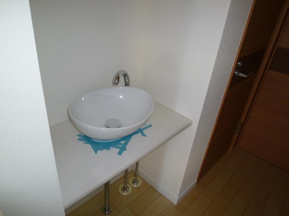 Wash basin, toilet. 2013, May 17, 2006 shooting