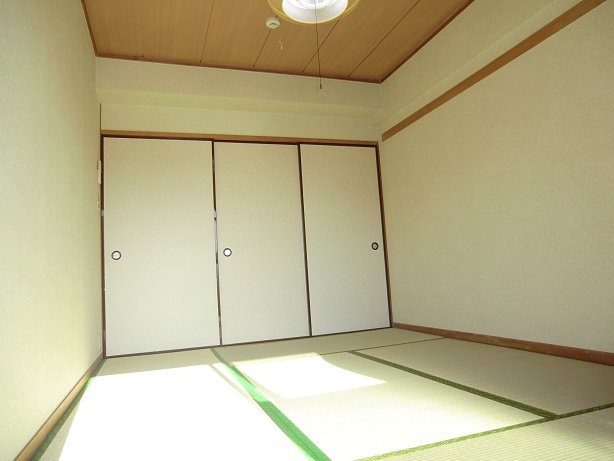 Other room space. Bright 6 Pledge of Japanese-style room facing the west balcony ・ There is storage of 1 between half