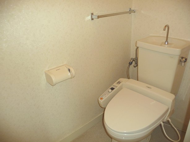 Toilet. Comes with a bidet (service goods)