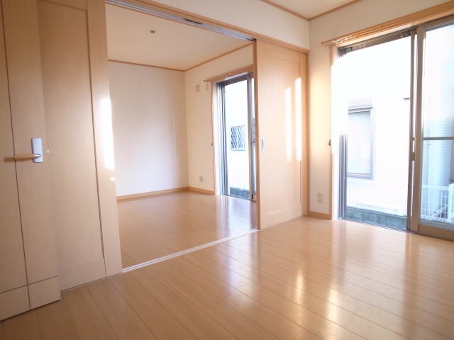 Living and room. Open the door it can be used also in the spread of Western-style! 1st floor