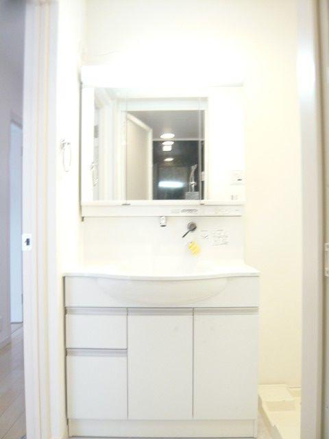 Wash basin, toilet. Three-sided mirror Shampoo dresser. 