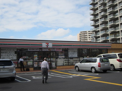 Convenience store. Seven-Eleven (convenience store) to 200m