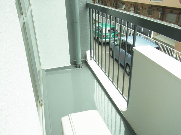 Balcony. Spacious balcony of width 5m! 