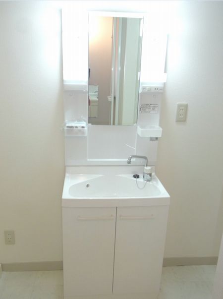 Washroom. New goods shiny! Easy also ready in the morning in a separate wash basin