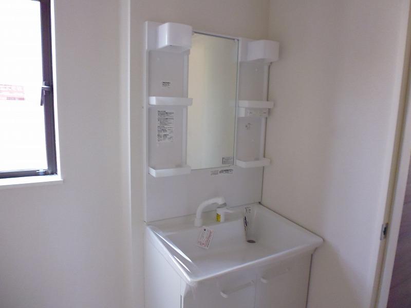 Wash basin, toilet. Indoor (12 May 2013) Shooting