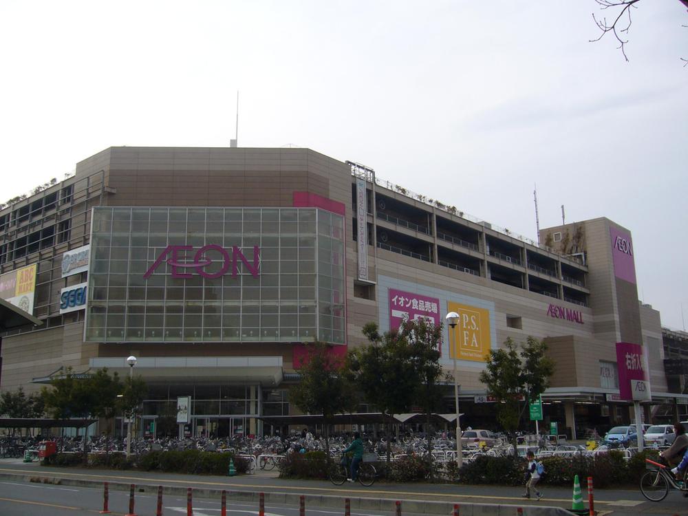 Shopping centre. It is 800m large shopping mall to Aeon Shopping Mall