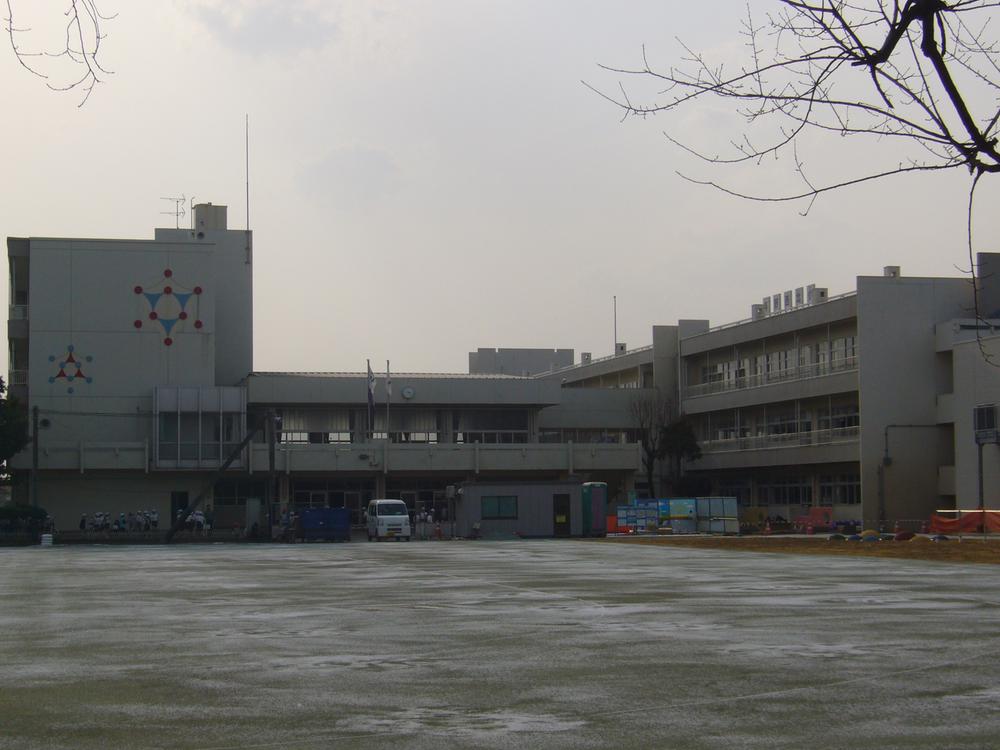Primary school. 1100m until the Saitama Municipal Yono northwest elementary school