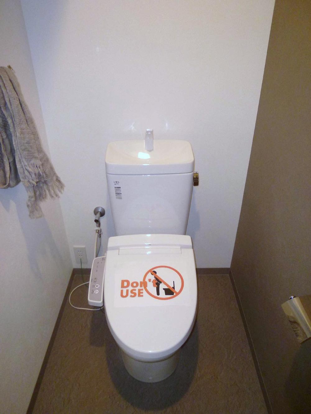 Toilet.  ■  □ Toilet with hot cleaning function □  ■