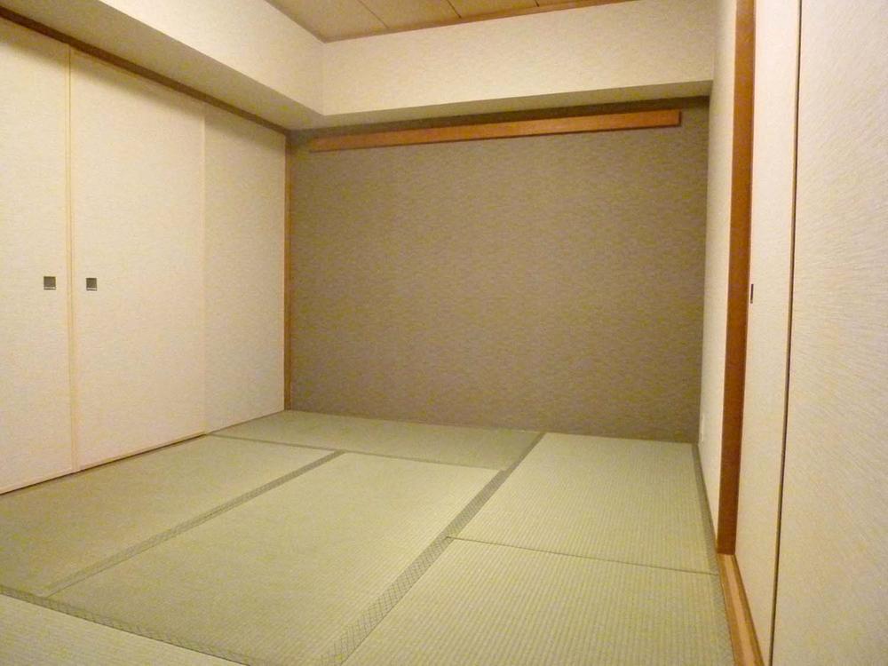 Non-living room. Japanese-style room with a "closet" is still useful!